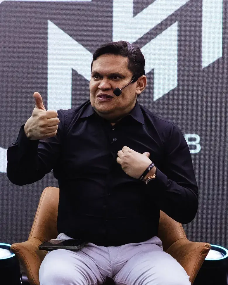 Suélio Nunes, líder empresarial, no palco do evento do Ecossistema CMN em Fortaleza